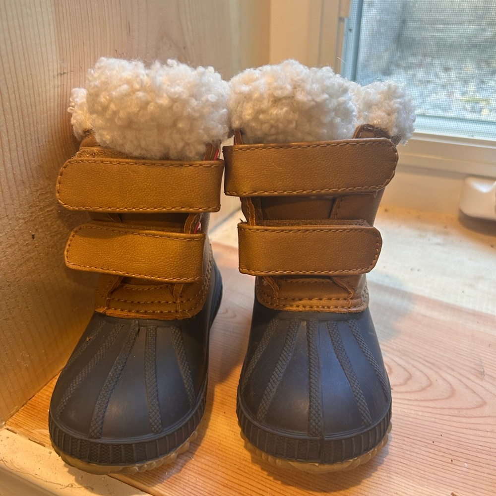 Gap Kids Sherpa Duck Boots size 5/6